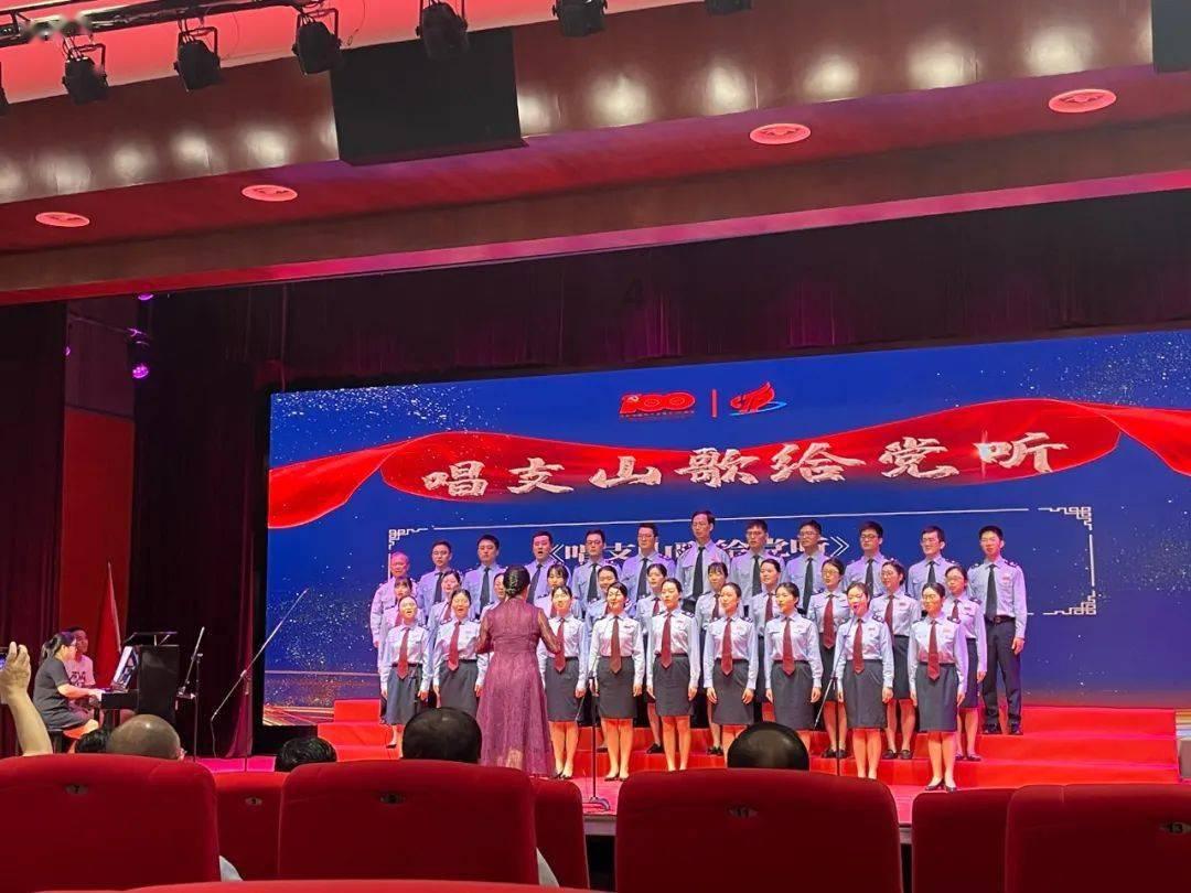 救援时尚的女孩